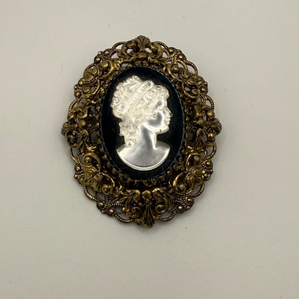 Vintage Gold Tone Filigree Cameo Brooch Pin Ornate Floral Frame Black White